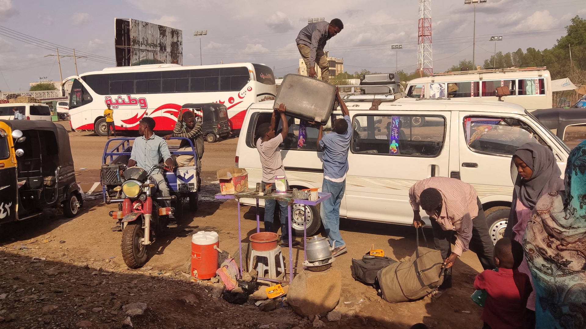 Image for the title: Thousands flee Sudan town as war grips country's south 