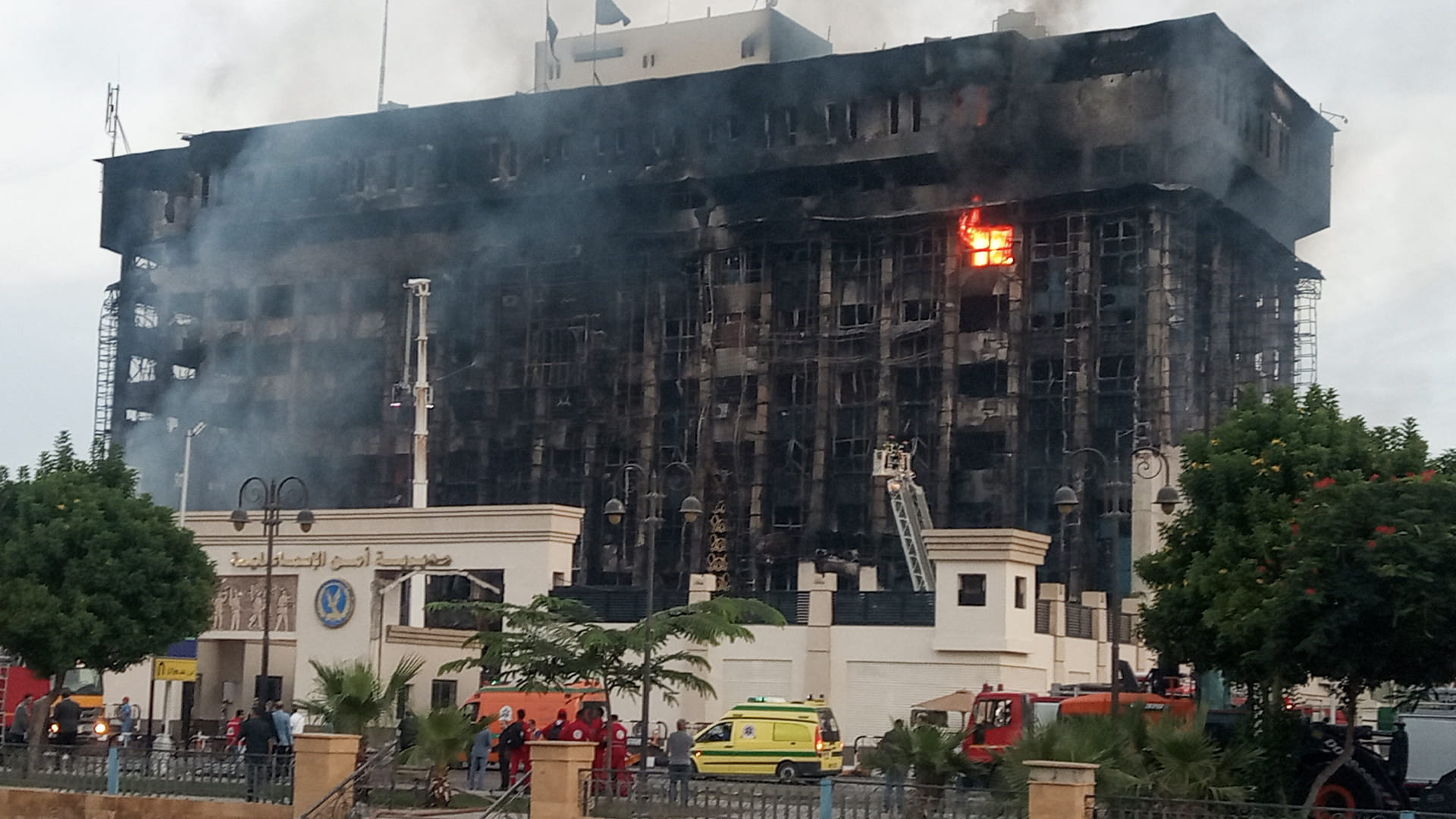 صورة بعنوان: حريق ضخم يدمر مديرية الأمن في محافظة الإسماعيلية بمصر ويجرح 38  