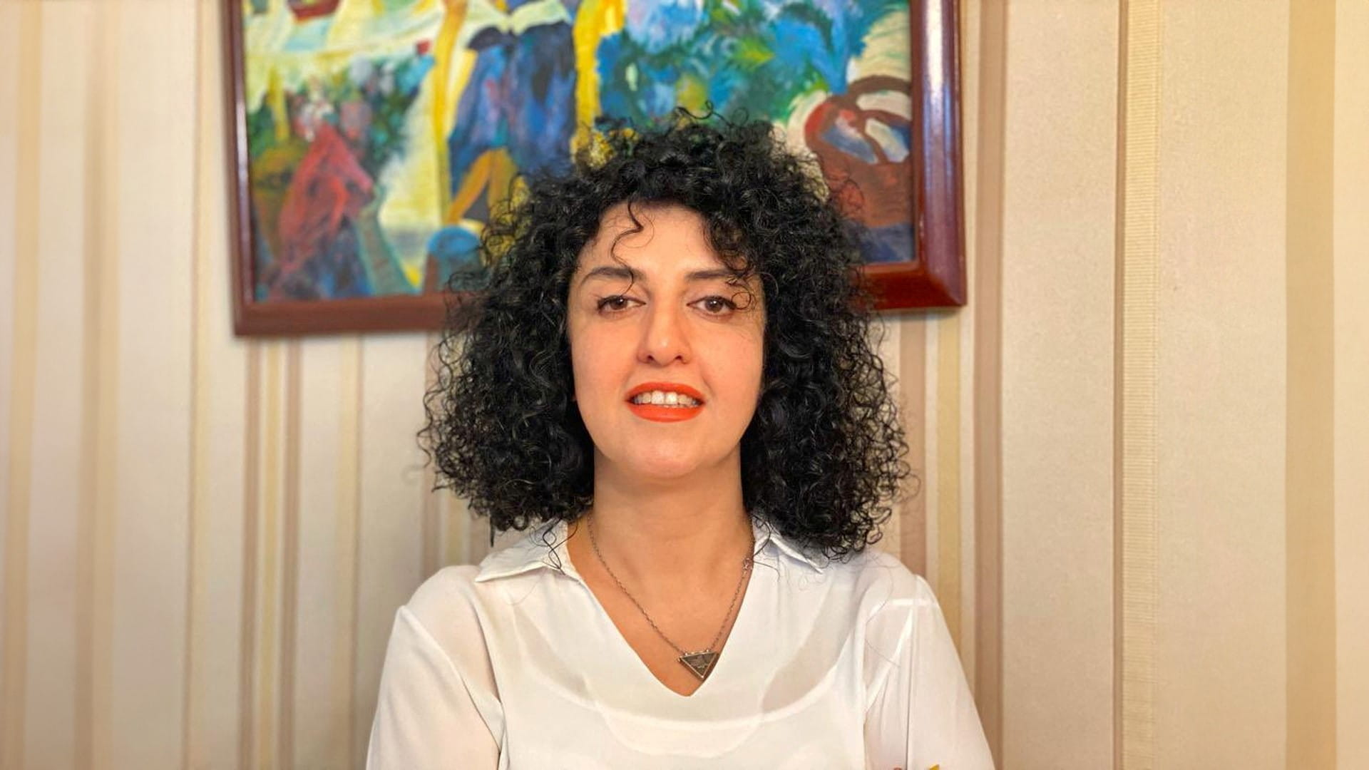 صورة بعنوان: الناشطة الإيرانية المسجونة نرجس محمدي تفوز بجائزة نوبل للسلام 