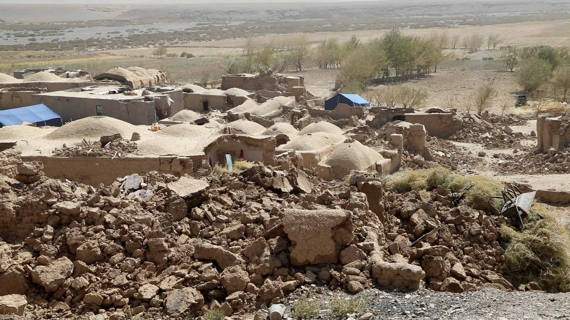 صورة بعنوان: بعد الزلازل..الصليب الأحمر الصيني يضمد جراح أفغانستان بأوراق نقدية 