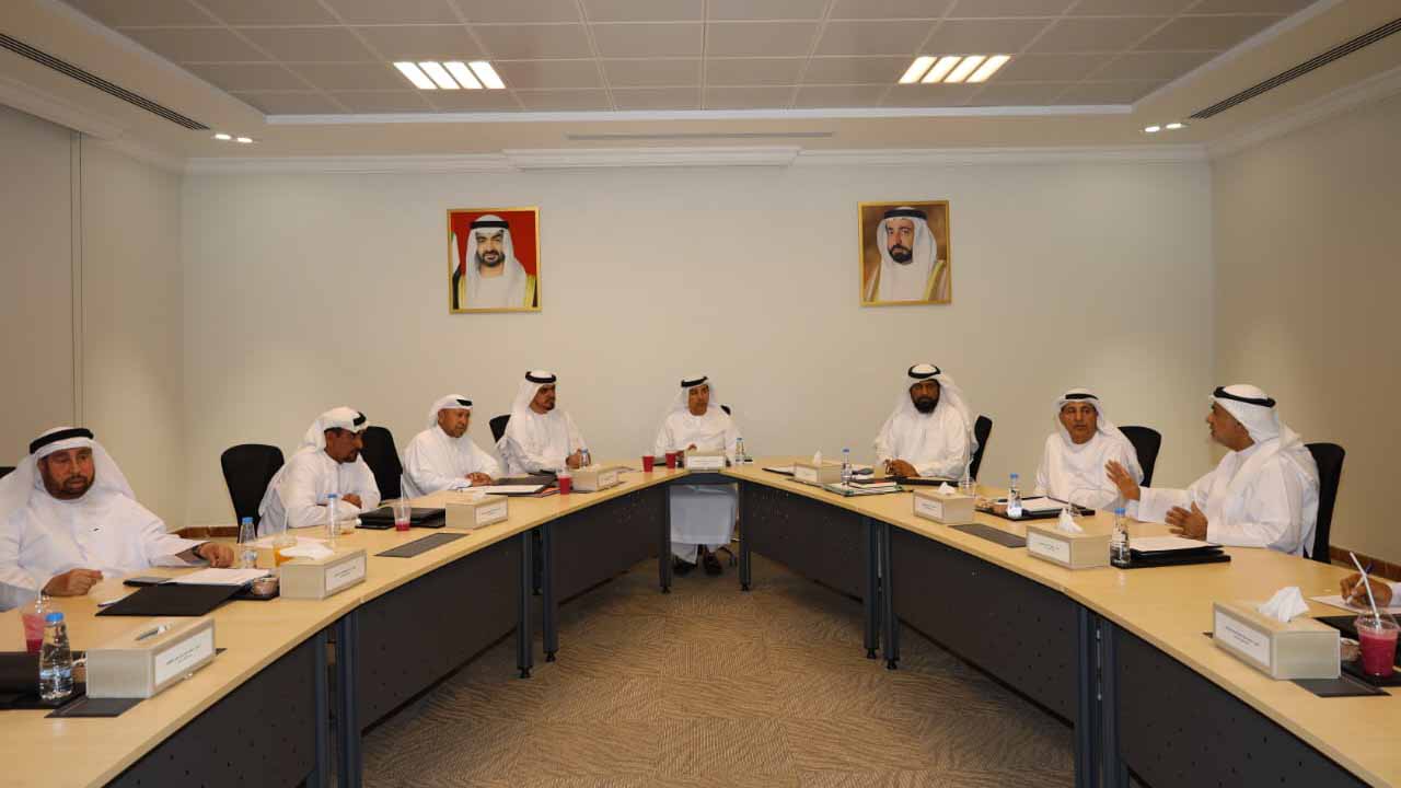 صورة بعنوان: خلال اجتماعه الدوري..."بلدي دبا الحصن" يناقش حصر العزب بالمدينة 