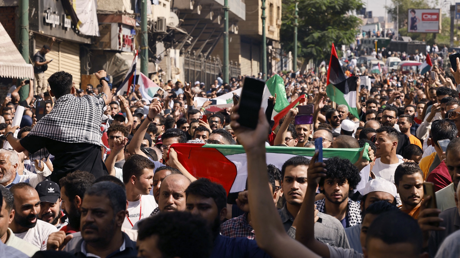 صورة بعنوان: غضب شعبي عارم يطوف العواصم العربية تضامناً مع غزة الجريحة 