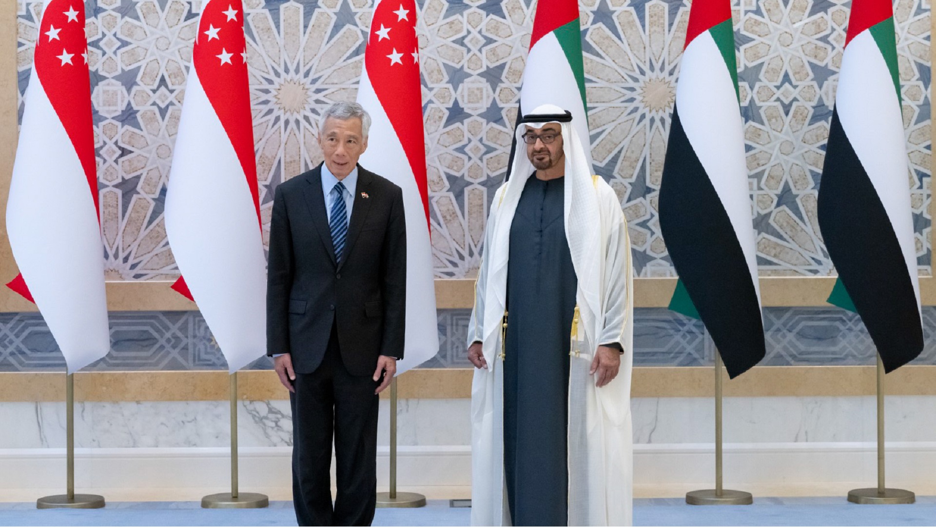 Image for the title: UAE President receives Prime Minister of Singapore 