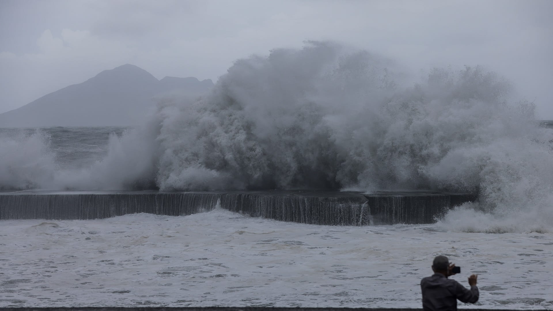 Image for the title: Typhoon Haikui makes landfall in Taiwan