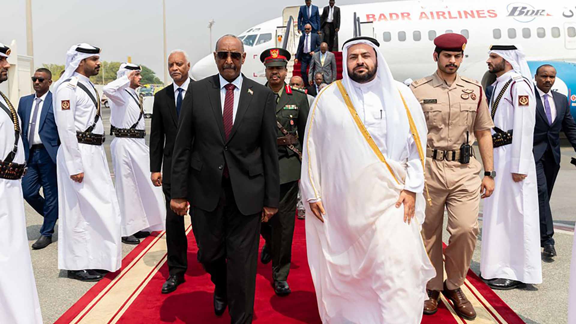 صورة بعنوان: البرهان يصل قطر في ثالث زيارة خارجية منذ بدء الحرب بالسودان