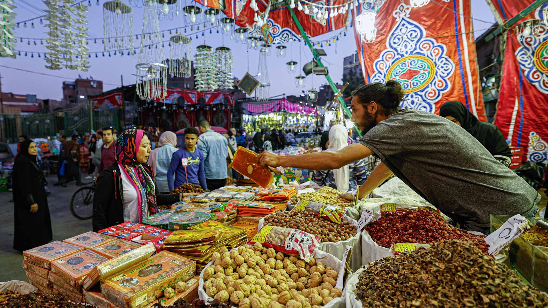 Image for the title: Egypt inflation hits record high of nearly 40%