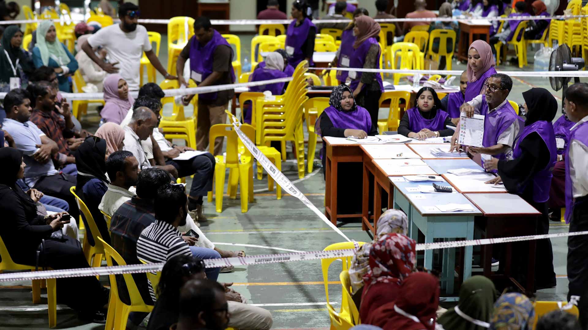 Image for the title: Maldives leader looks allies as polls head for second round 