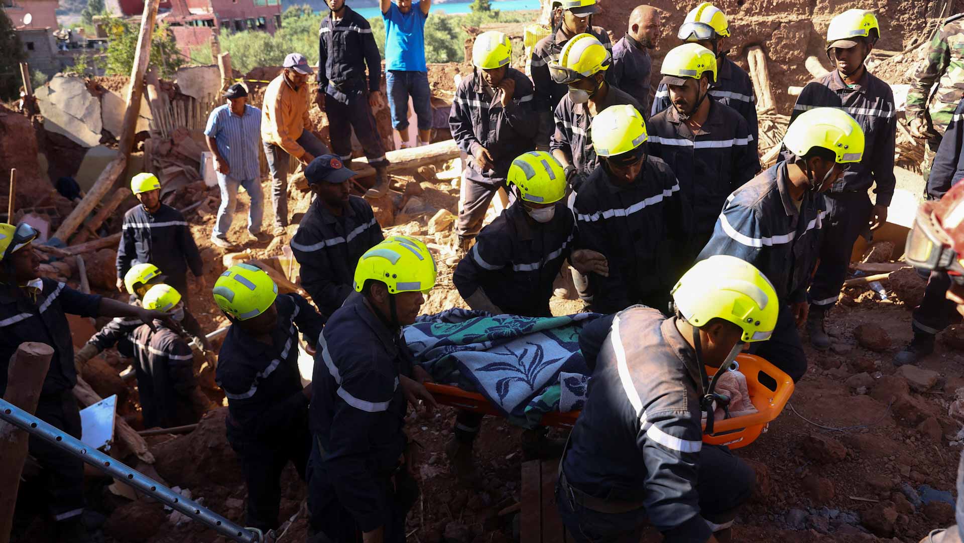 صورة بعنوان: منقذون يسابقون الزمن للعثور على ناجين من زلزال المغرب 