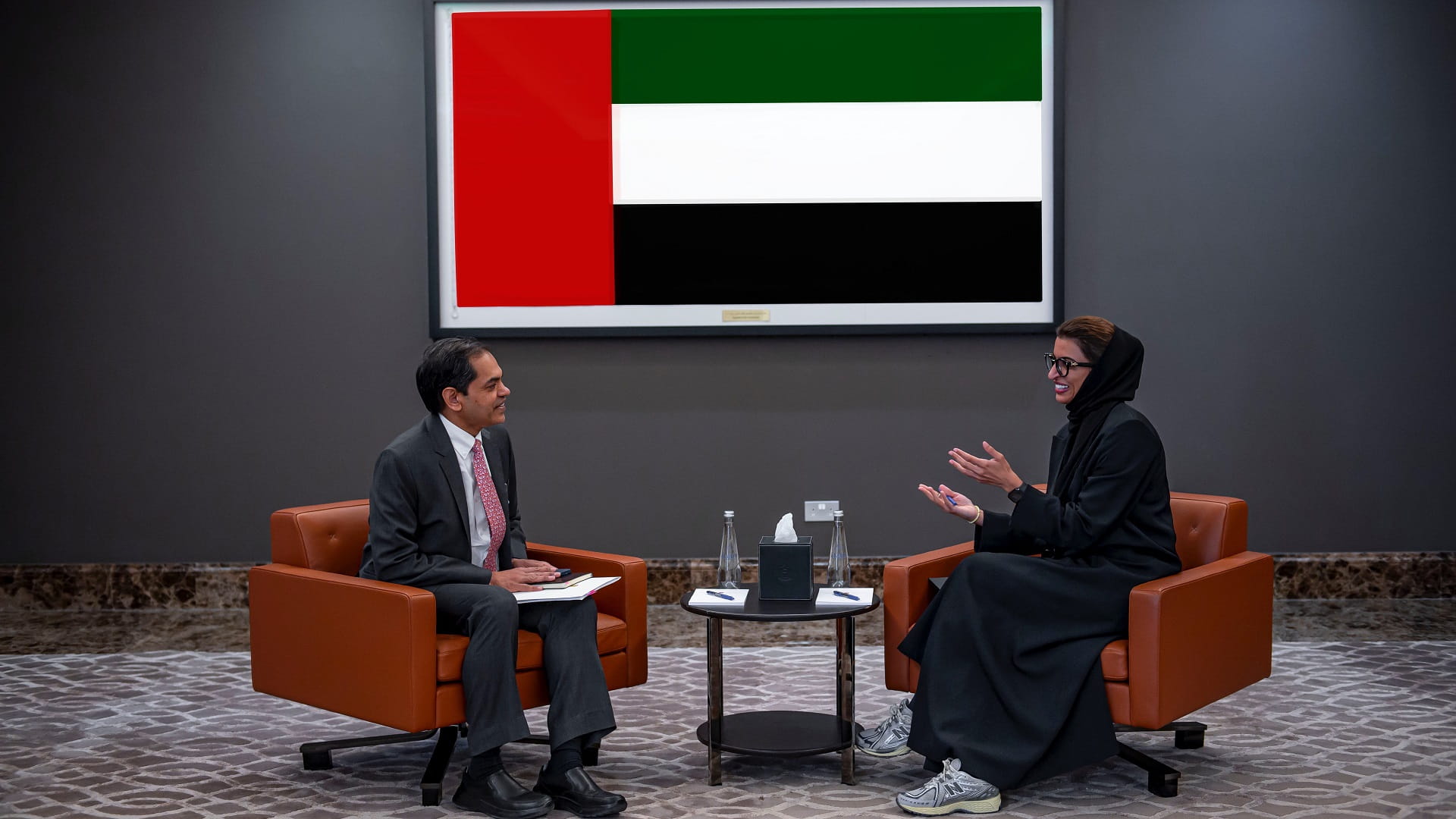 صورة بعنوان: نورة الكعبي تبحث تعزيز العلاقات الثنائية مع سفير الهند لدى الدولة 