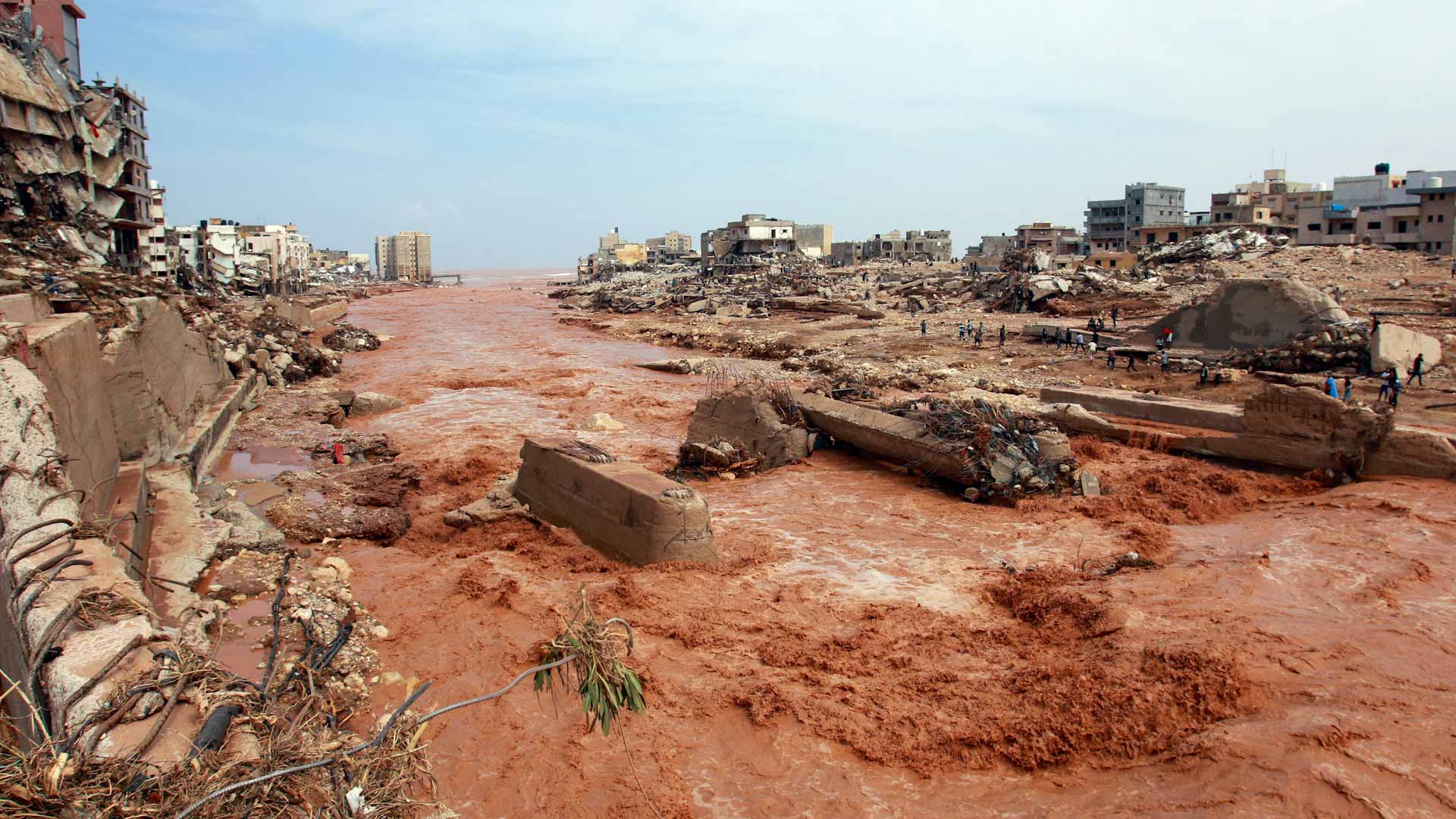 صورة بعنوان: في ليبيا...عاصفة دانيال تشرد 30 ألفاً على الأقل في درنة  
