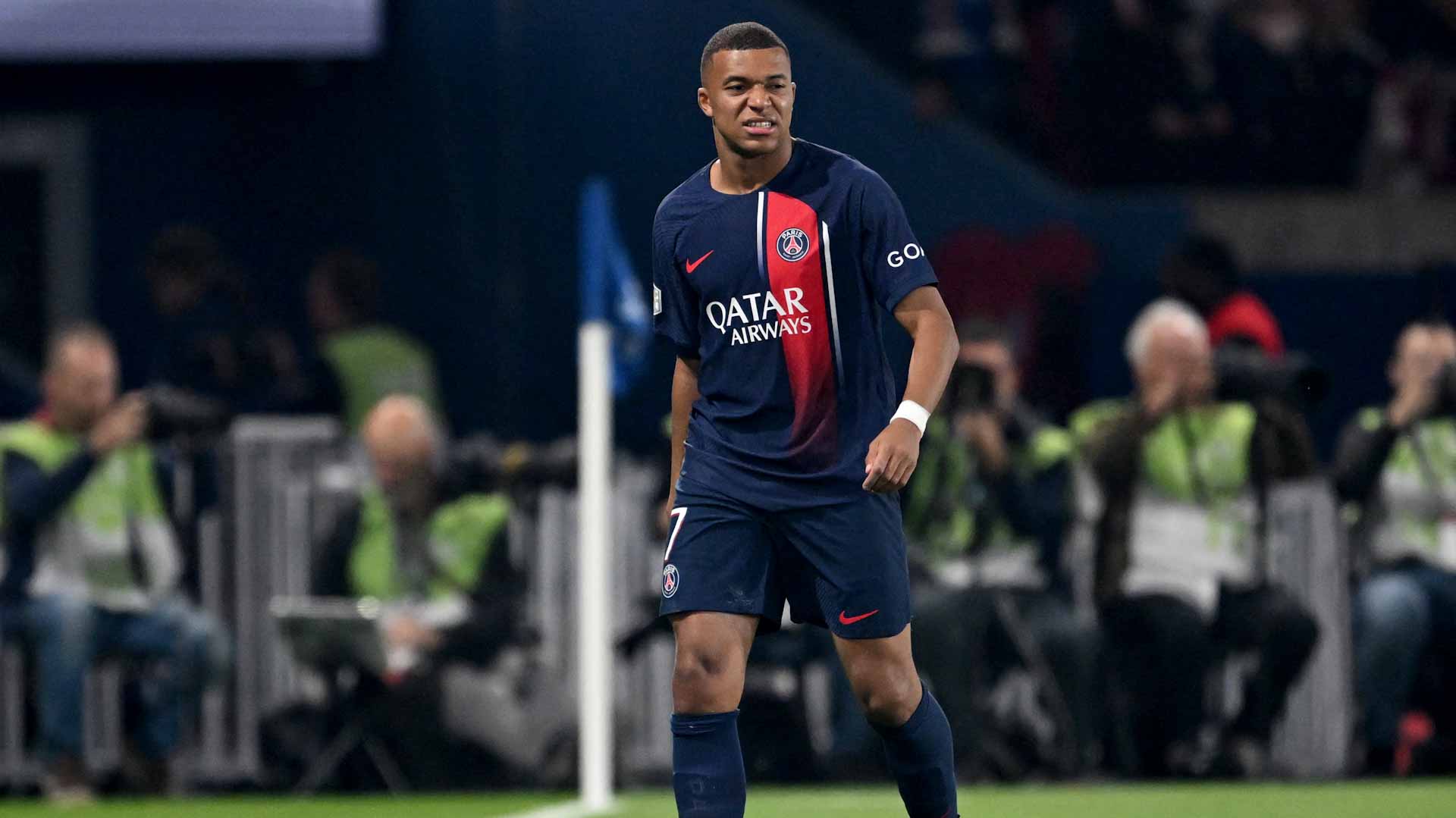 Image for the title: Mbappe comes off hurt as PSG demolish Marseille 
