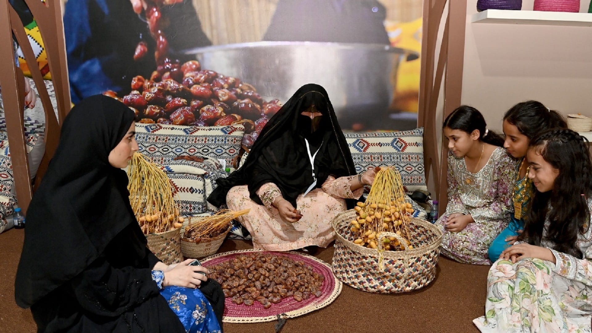 صورة بعنوان: القرية التراثية بمهرجان ليوا... 17 محطة للصناعات المرتبطة بالتمور 