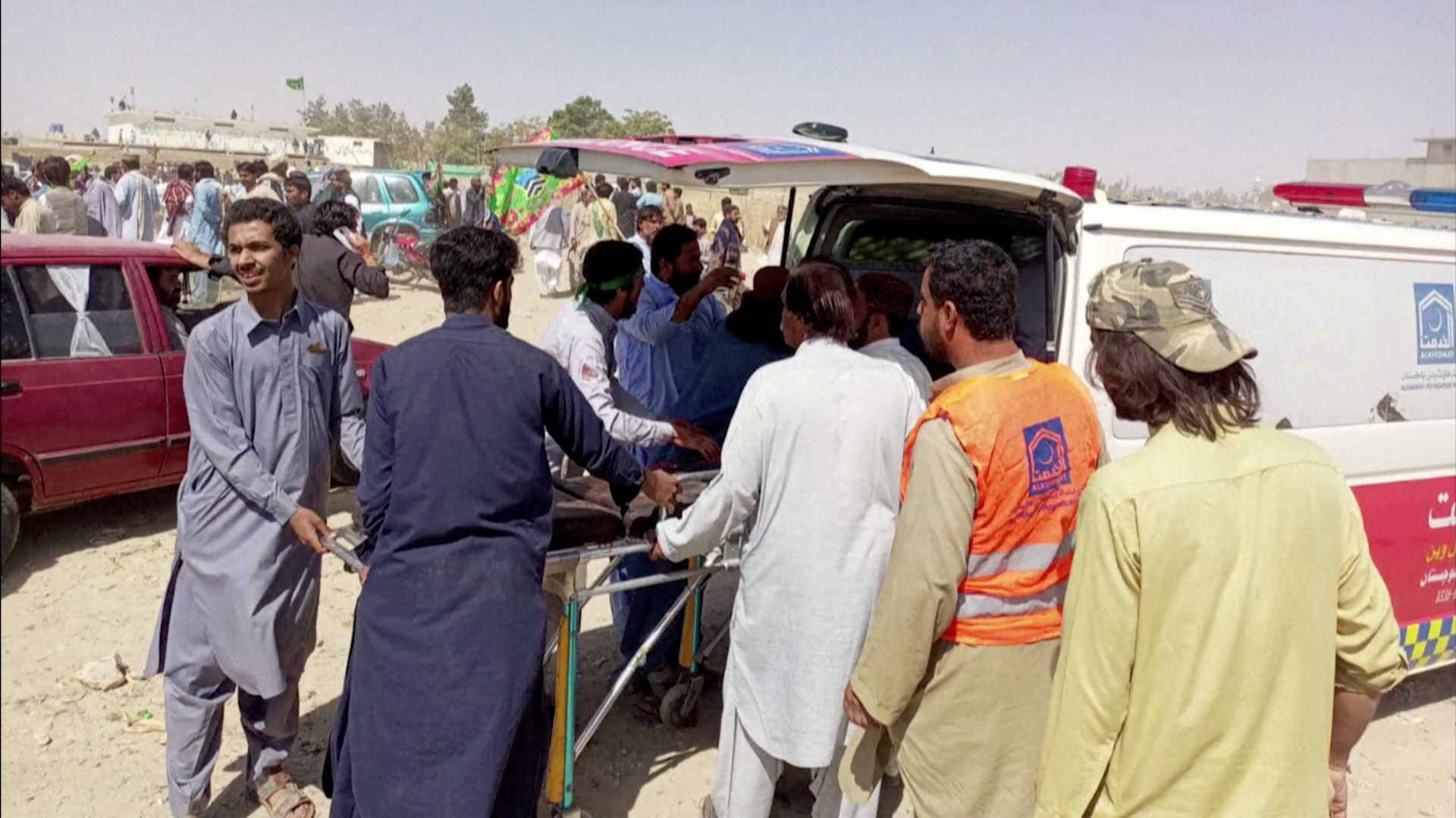 صورة بعنوان: في باكستان...هجومان انتحاريان بمسجدين يقتلان 57 على الأقل  