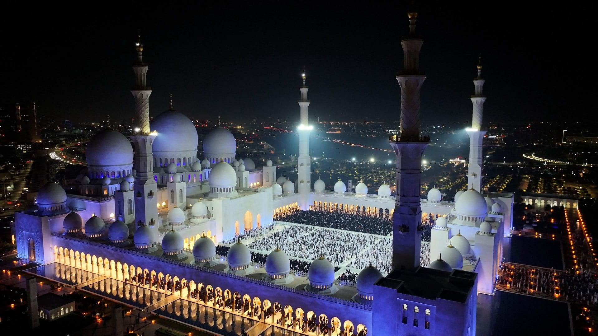 صورة بعنوان: 70 ألف مصلٍ يحيون ليلة 27 رمضان في جامع الشيخ زايد بأبوظبي 