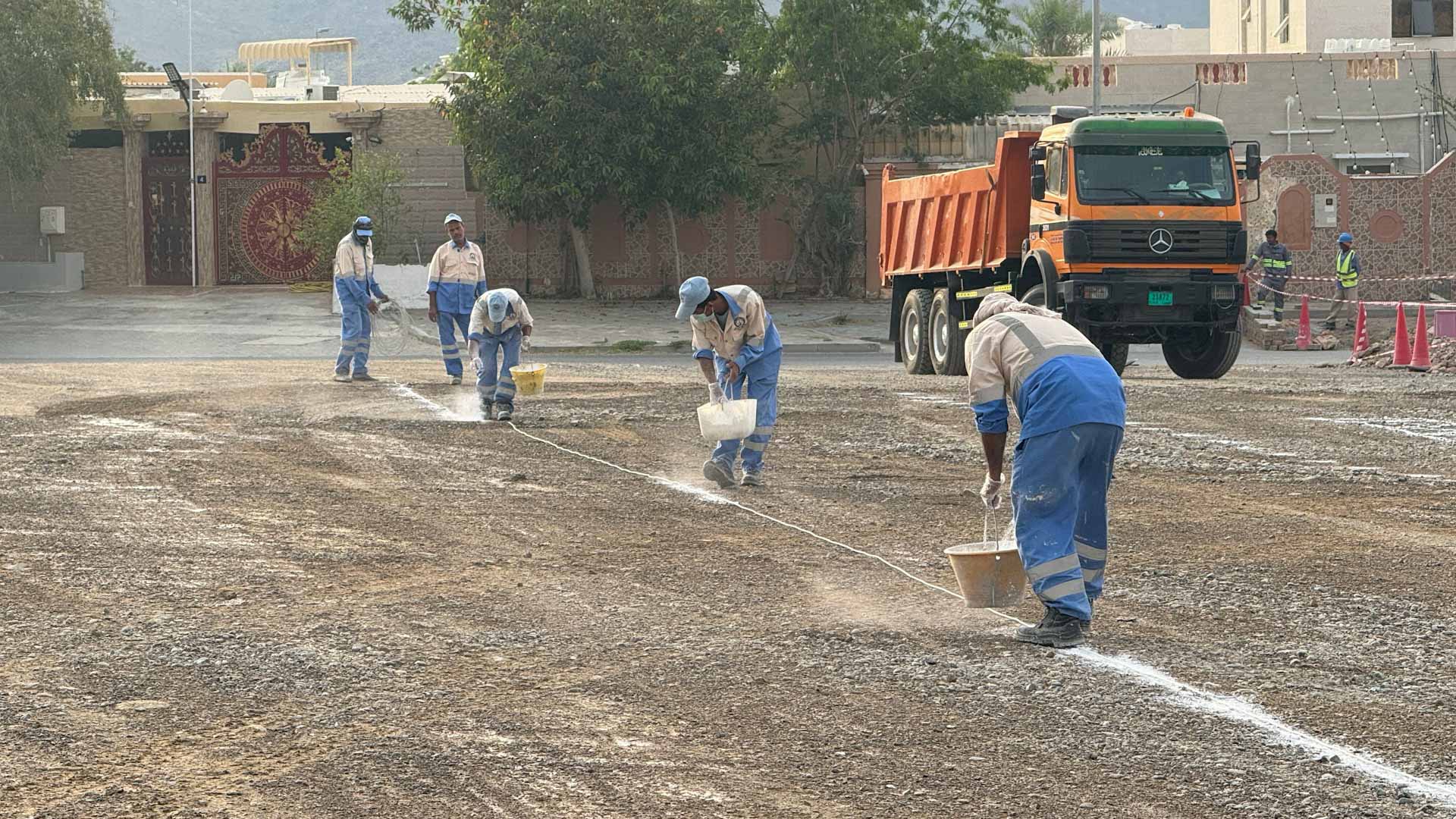 صورة بعنوان: بلدية مدينة خورفكان تستكمل تجهيزاتها لاستقبال عيد الفطر السعيد 