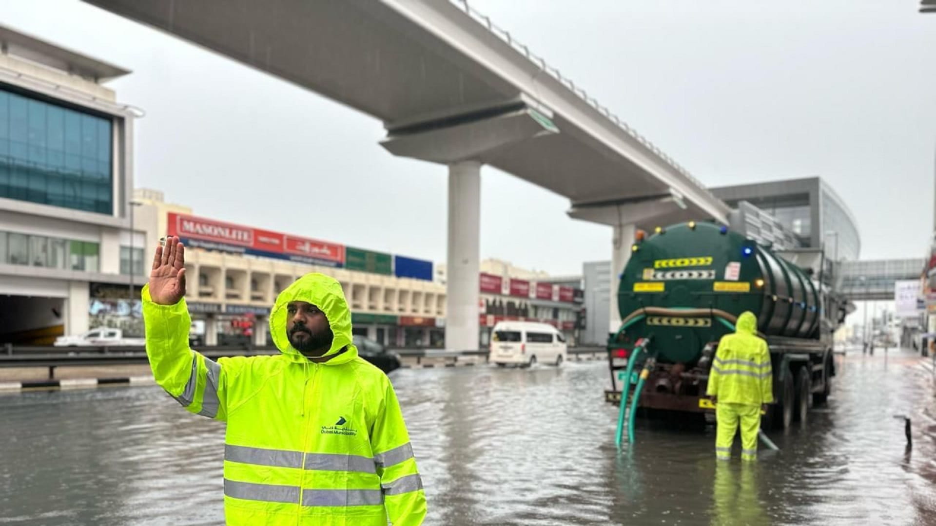 صورة بعنوان: طرق وبلدية دبي تواصلان جهودهما لضمان عودة الطرق والخدمات لطبيعتها 