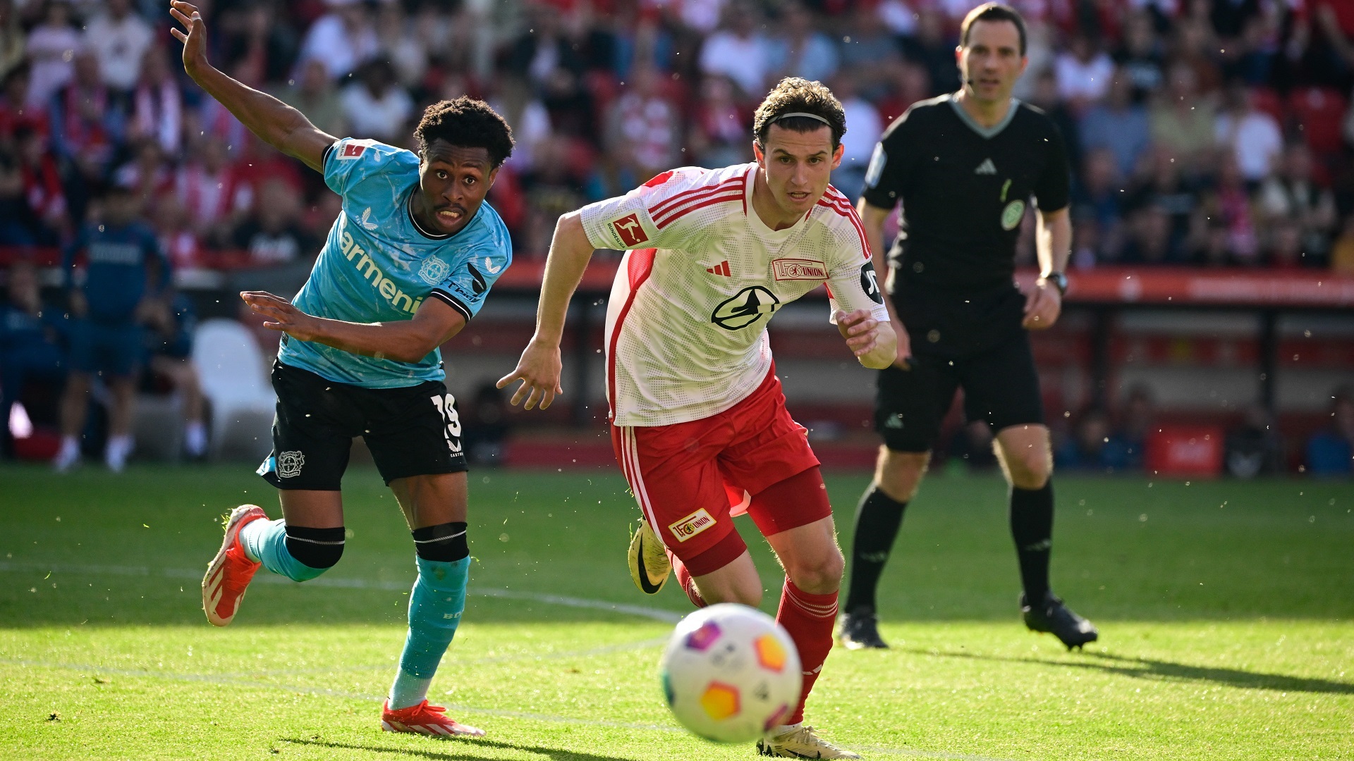 Image for the title: Leverkusen on cusp of first Bundesliga title after Bayern loss 