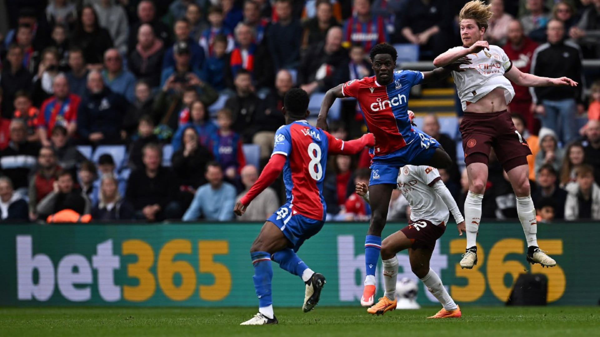 Image for the title: Manchester City beats Crystal Palace 4-2 in Premier League 