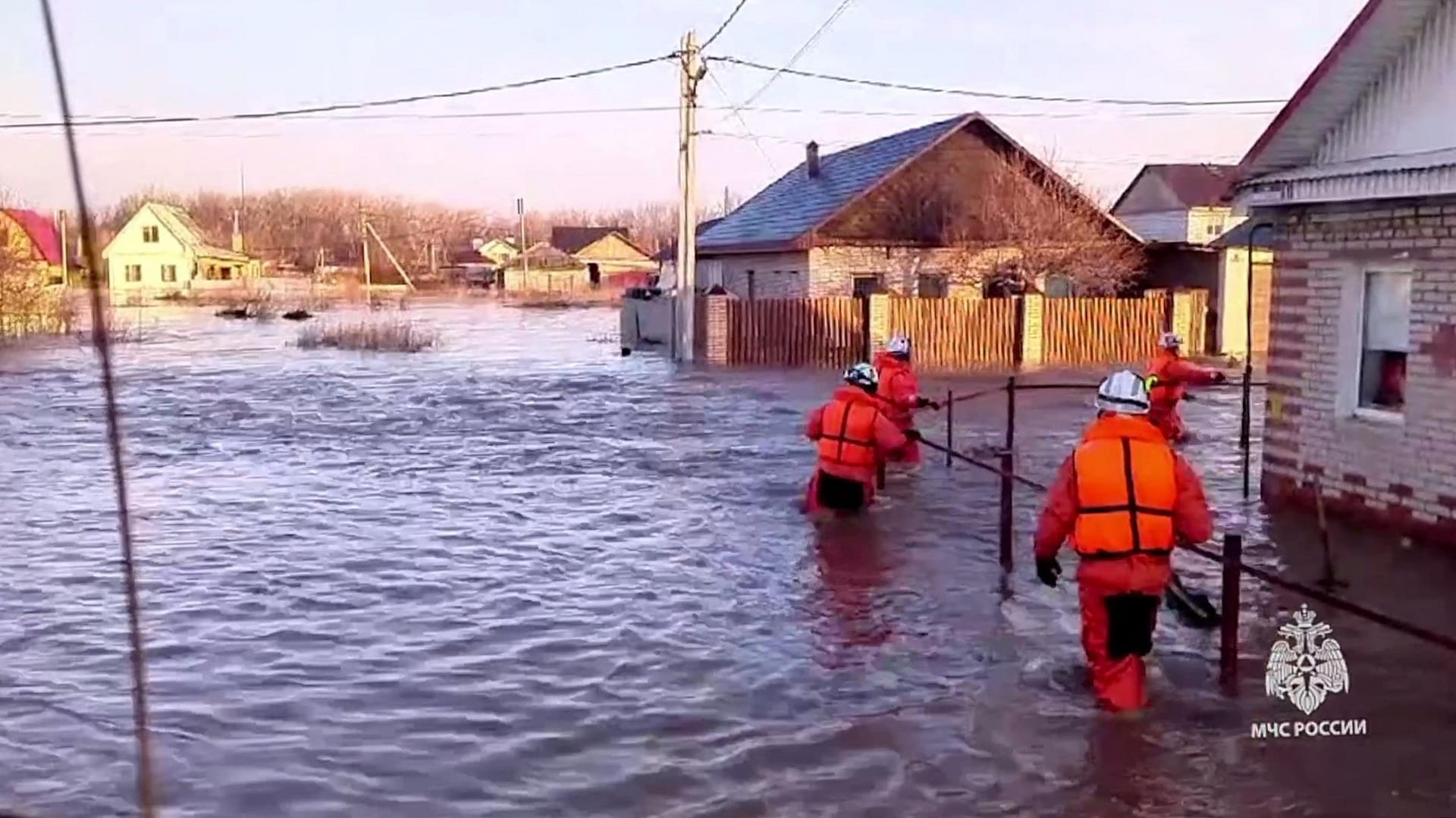 Image for the title: Russia evacuates over 4,000 people after dam burst 