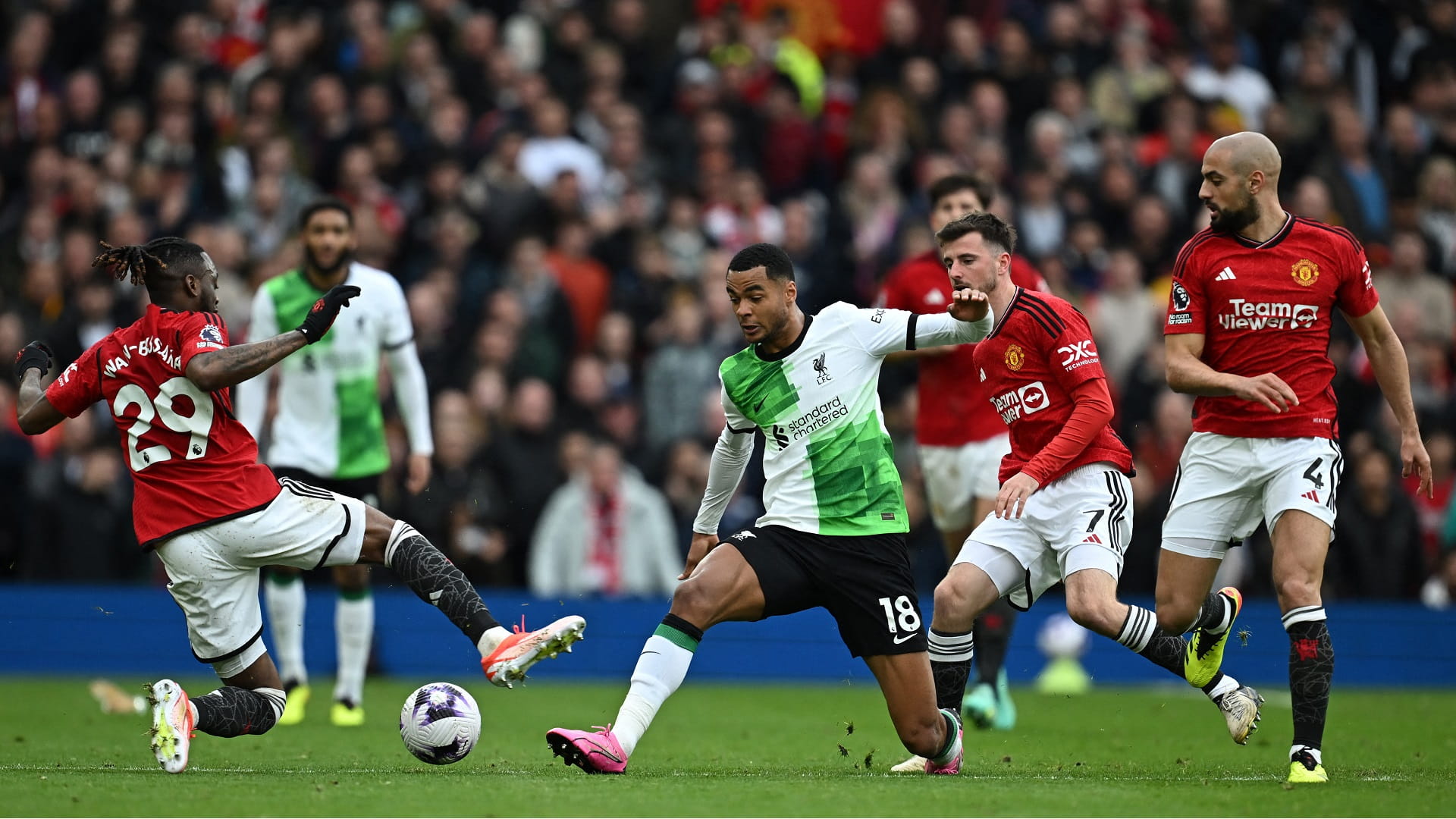 Image for the title: Man Utd hold Liverpool to hand Arsenal Premier League lead 