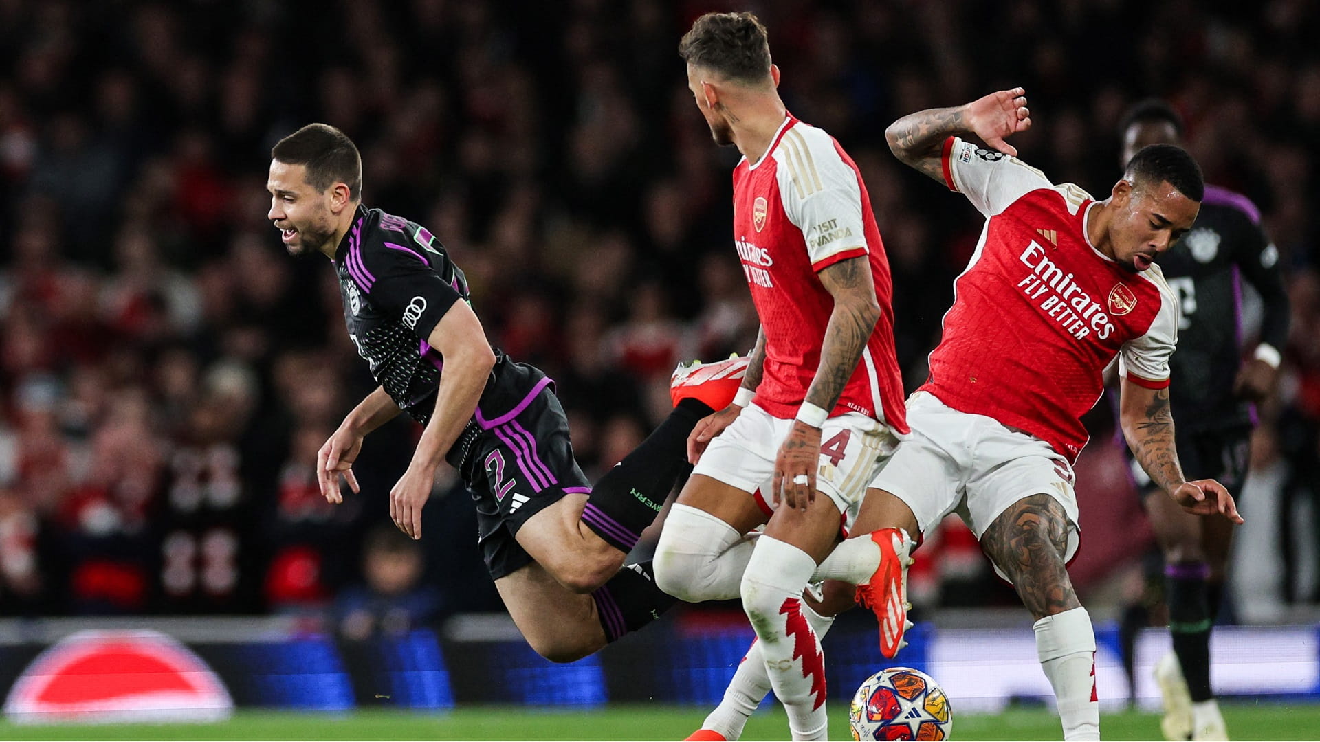 Image for the title: Arsenal draw 2-2 with Bayern in Champions League quarter-final 