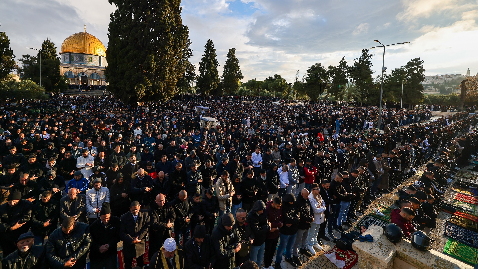 صورة بعنوان: أكثر من 60 ألفاً يؤدون صلاة عيد الفطر في المسجد الأقصى المبارك 