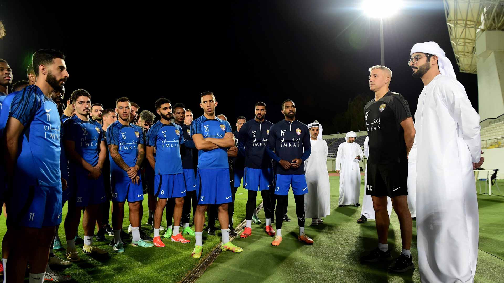 صورة بعنوان: سلطان بن حمدان بن زايد يجتمع بلاعبي العين قبل لقاء الهلال السعودي 