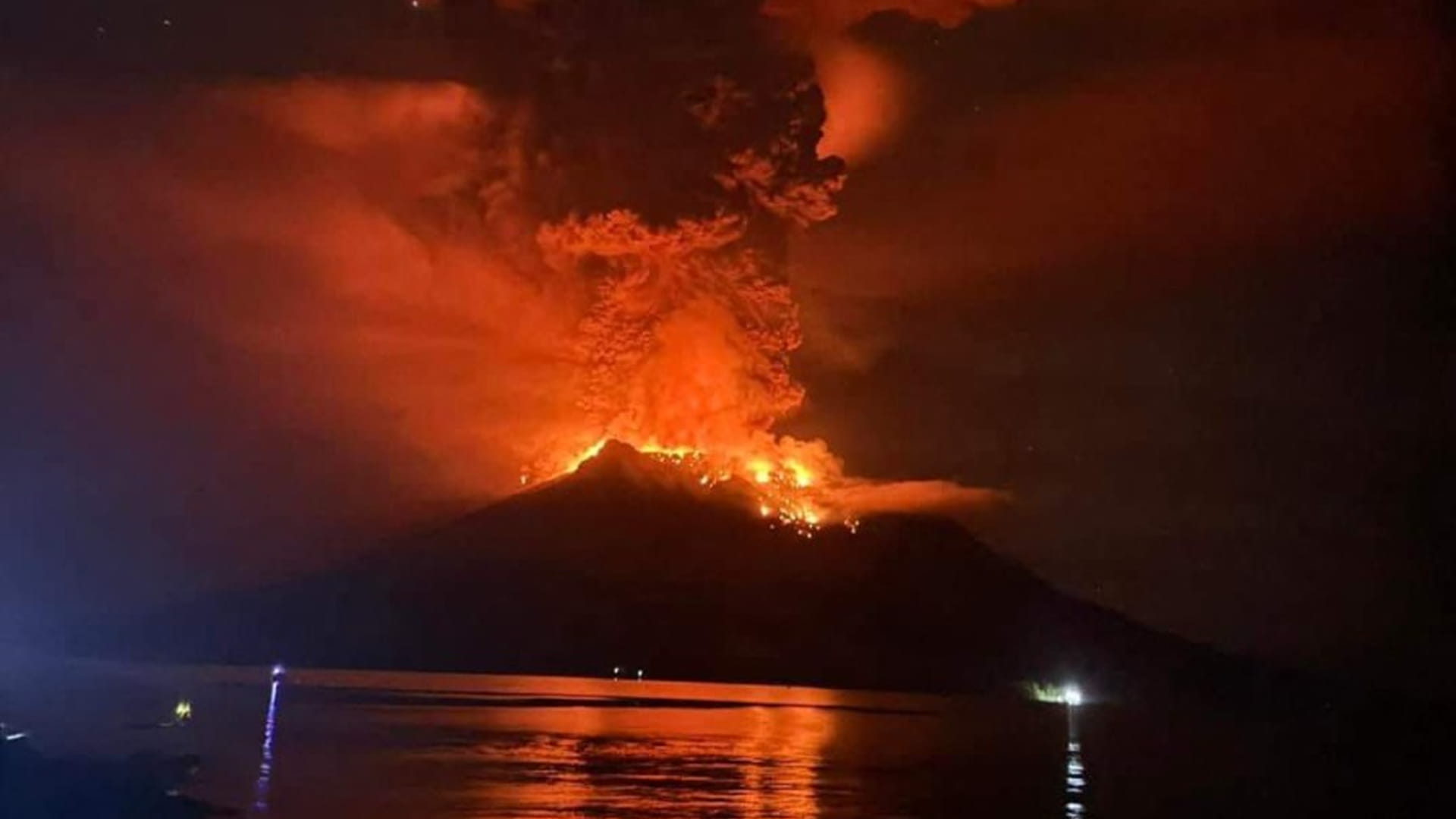 صورة بعنوان: في إندونيسيا.. حمم بركانية ملتهبة تهجر سكان جزيرة بكاملها  