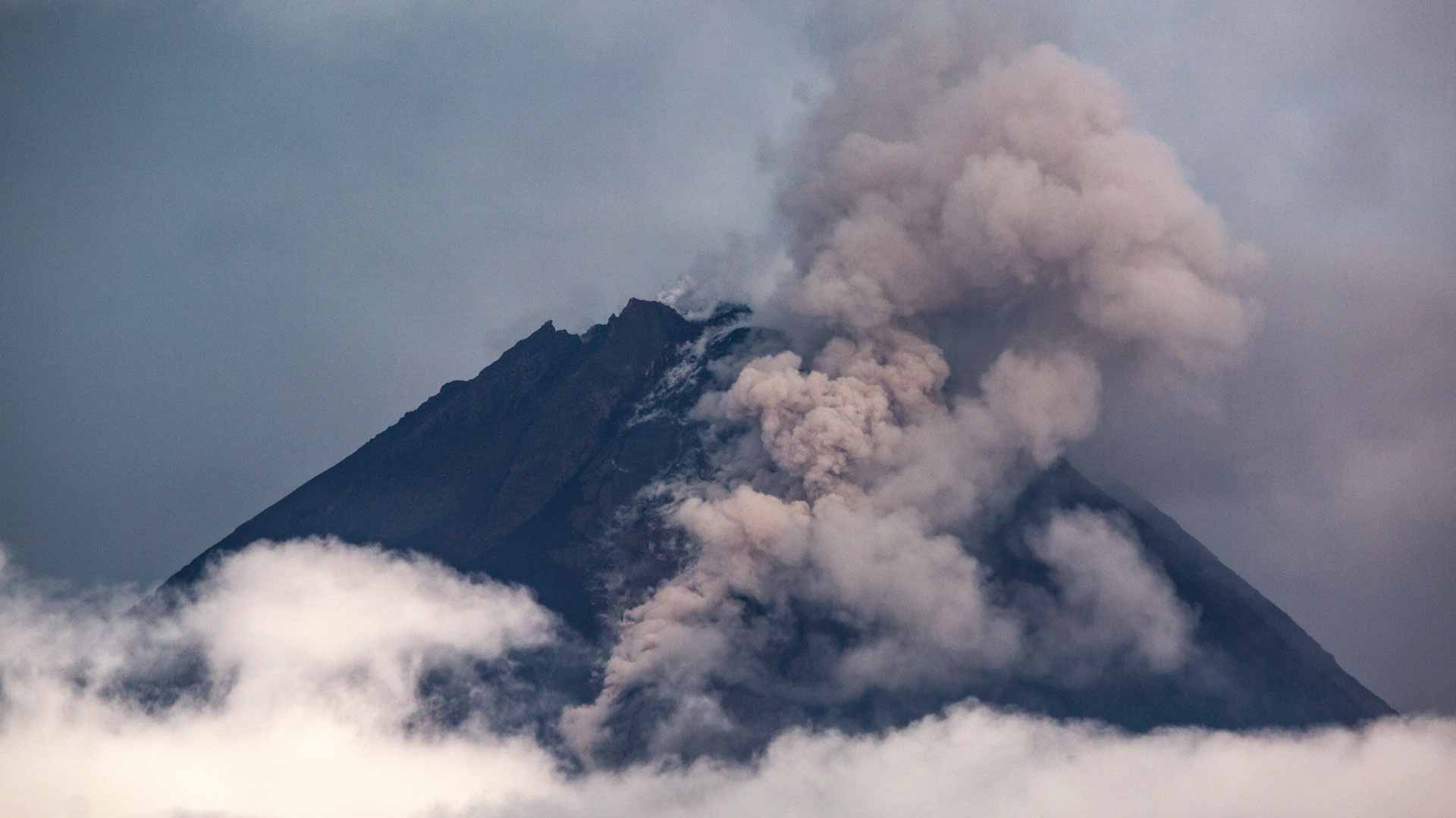 Image for the title: Indonesia on alert for more eruptions at remote volcano 