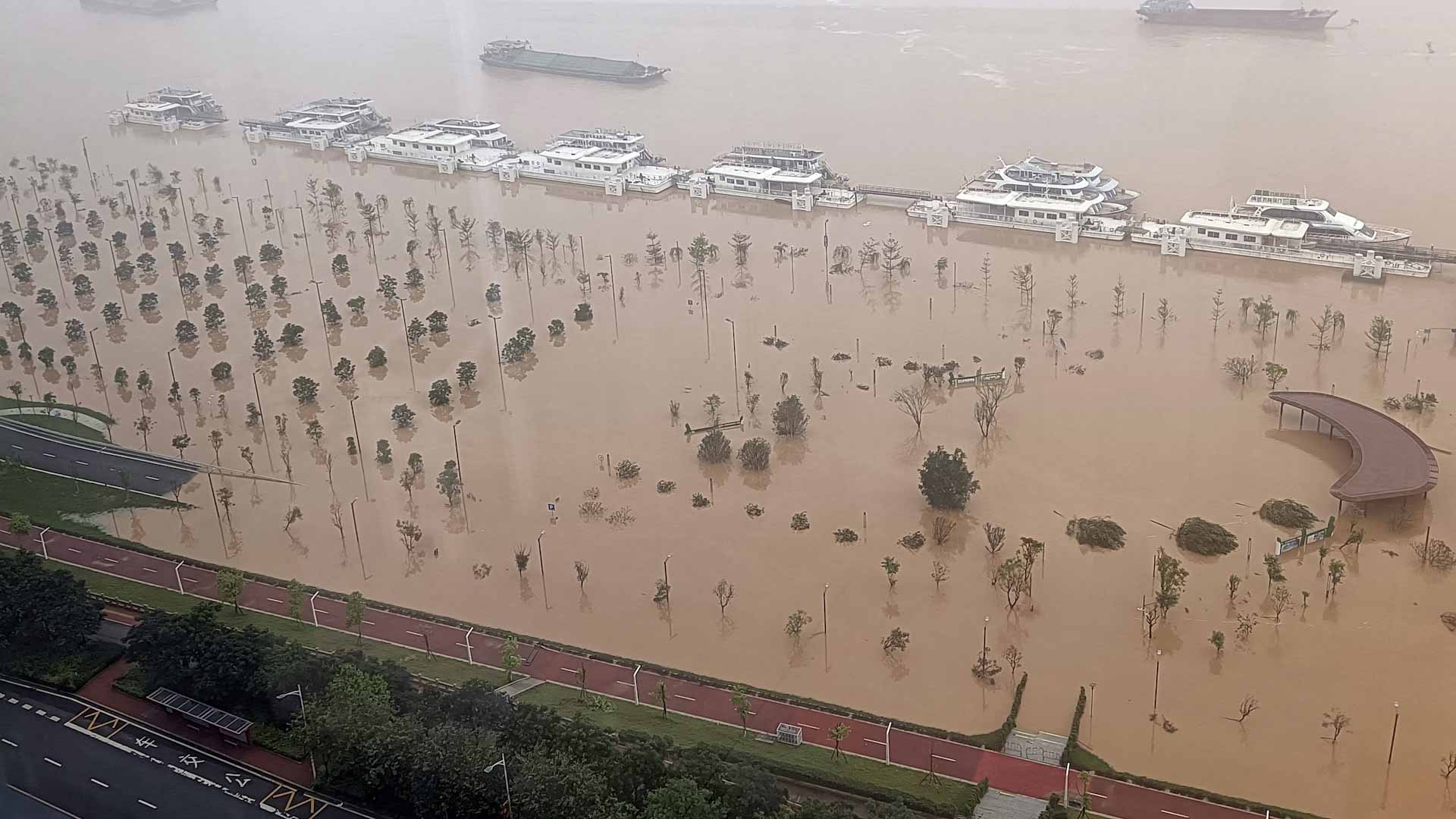 صورة بعنوان: بعد أمطار غزيرة..فيضانات بالصين تقتل 4 وتجبر الآلاف على ترك بيوتهم 
