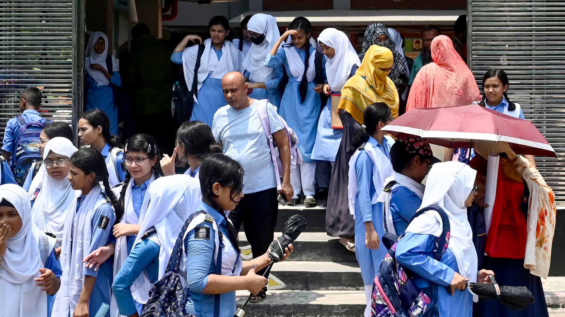 Image for the title: Bangladesh reopens schools despite heat alert 