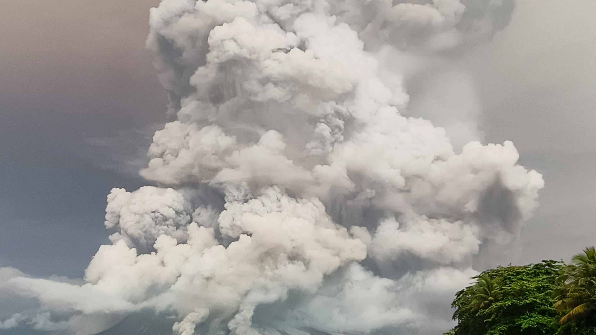 صورة بعنوان: في إندونيسيا..بركان روانغ يثور مجدداً نافثاً رماداً بارتفاع 5 كلم 
