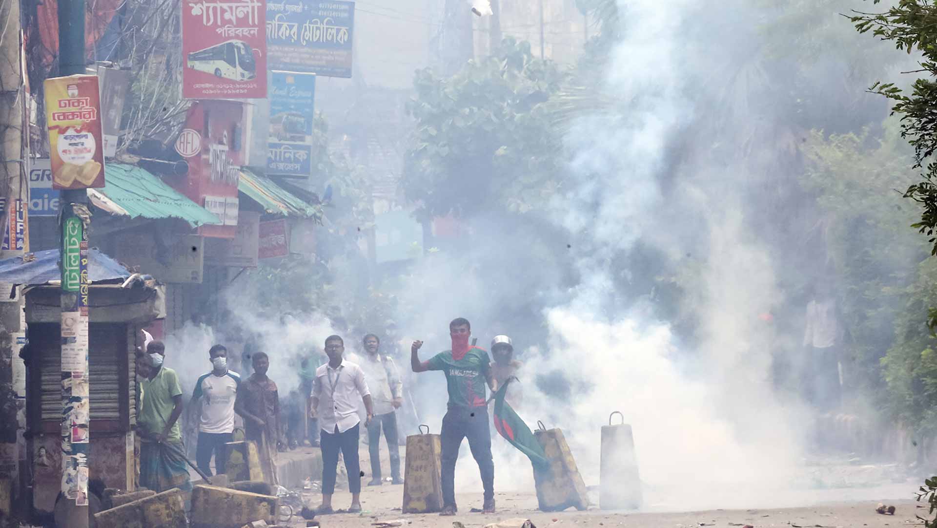 Image for the title: Bangladesh protesters demand PM resign as death toll mounts 