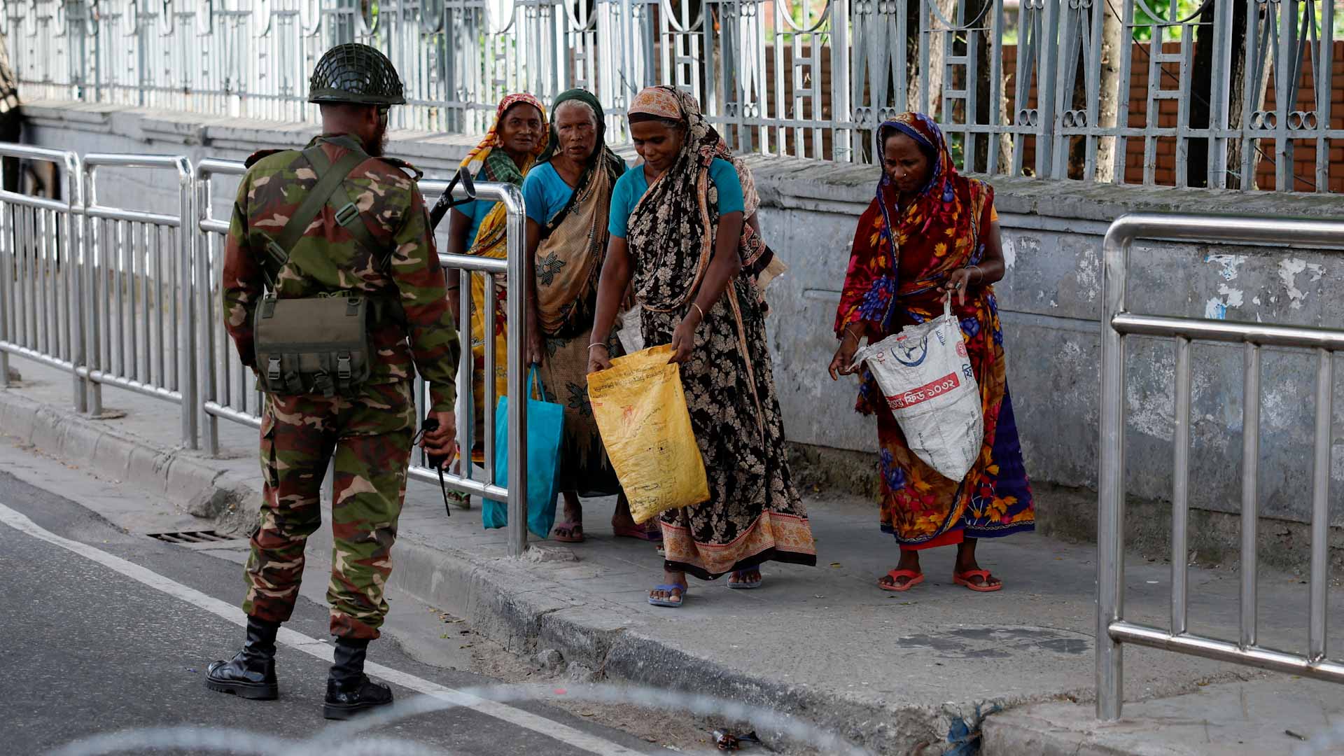 صورة بعنوان: بعد هروب حسينة خارج بنغلادش.. الجيش يعد بتشكيل حكومة مؤقتة 