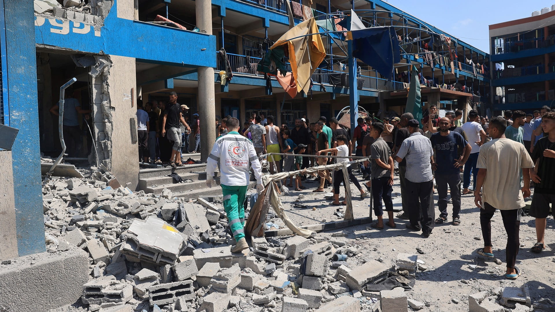 صورة بعنوان: مقتل 100 فلسطيني في قصف إسرائيلي لمدرسة "التابعين" في غزة 