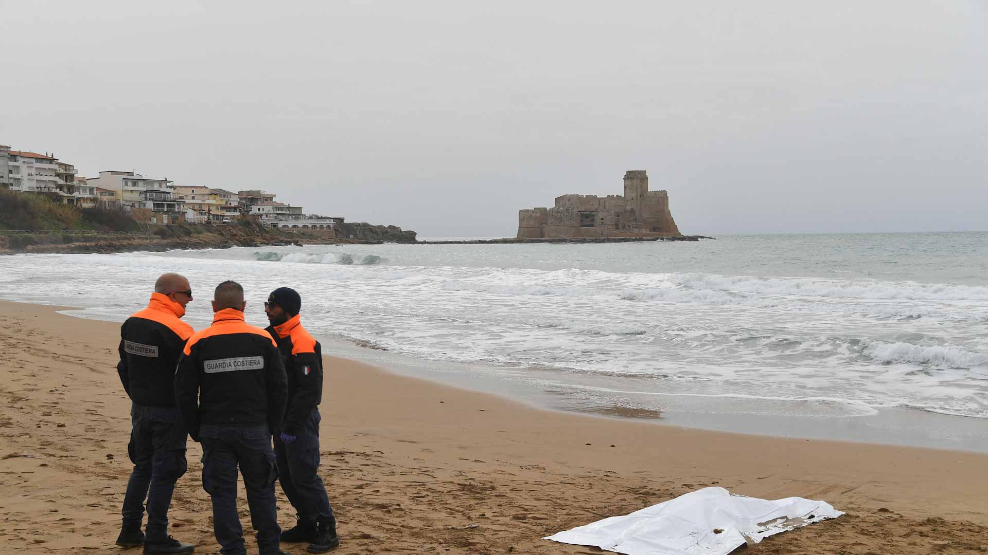 صورة بعنوان: في إيطاليا..قارب يرفع علم بريطانيا يغرق قرب سواحل باليرمو وفقدان 7 