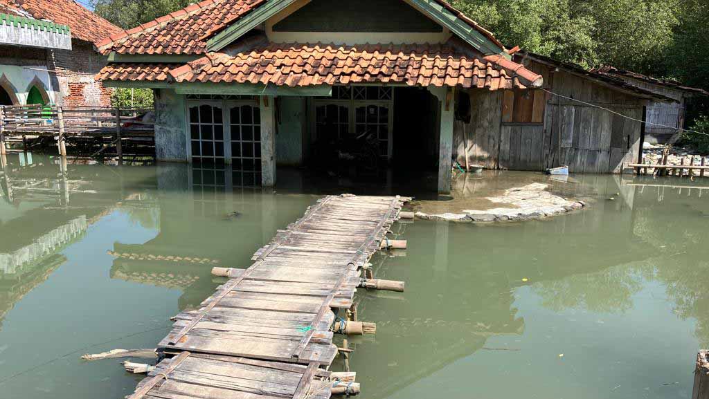 Image for the title: Floods kill 7 in Indonesia's North Maluku, some missing 