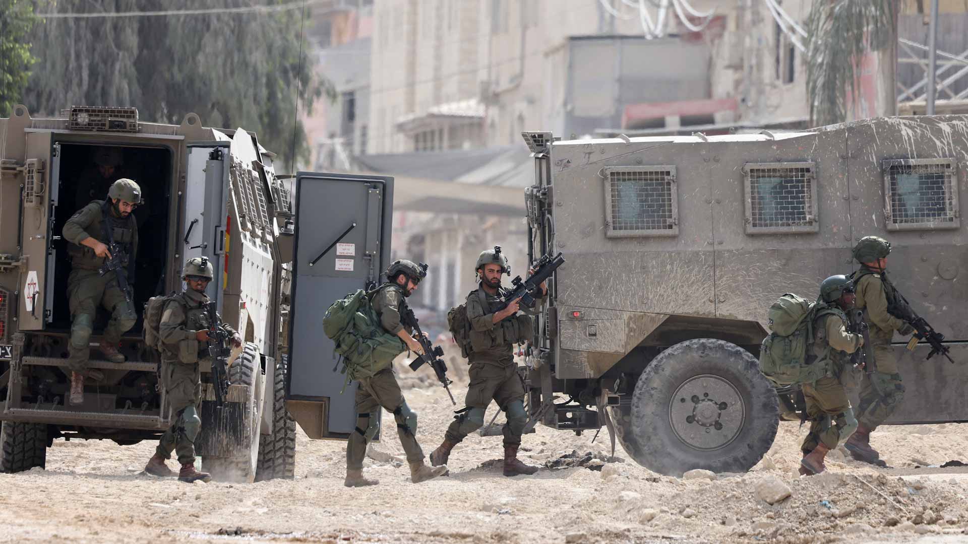 غارات إسرائيلية تقتل 10 فلسطينيين وتجرح 15 في الضفة الغربية 