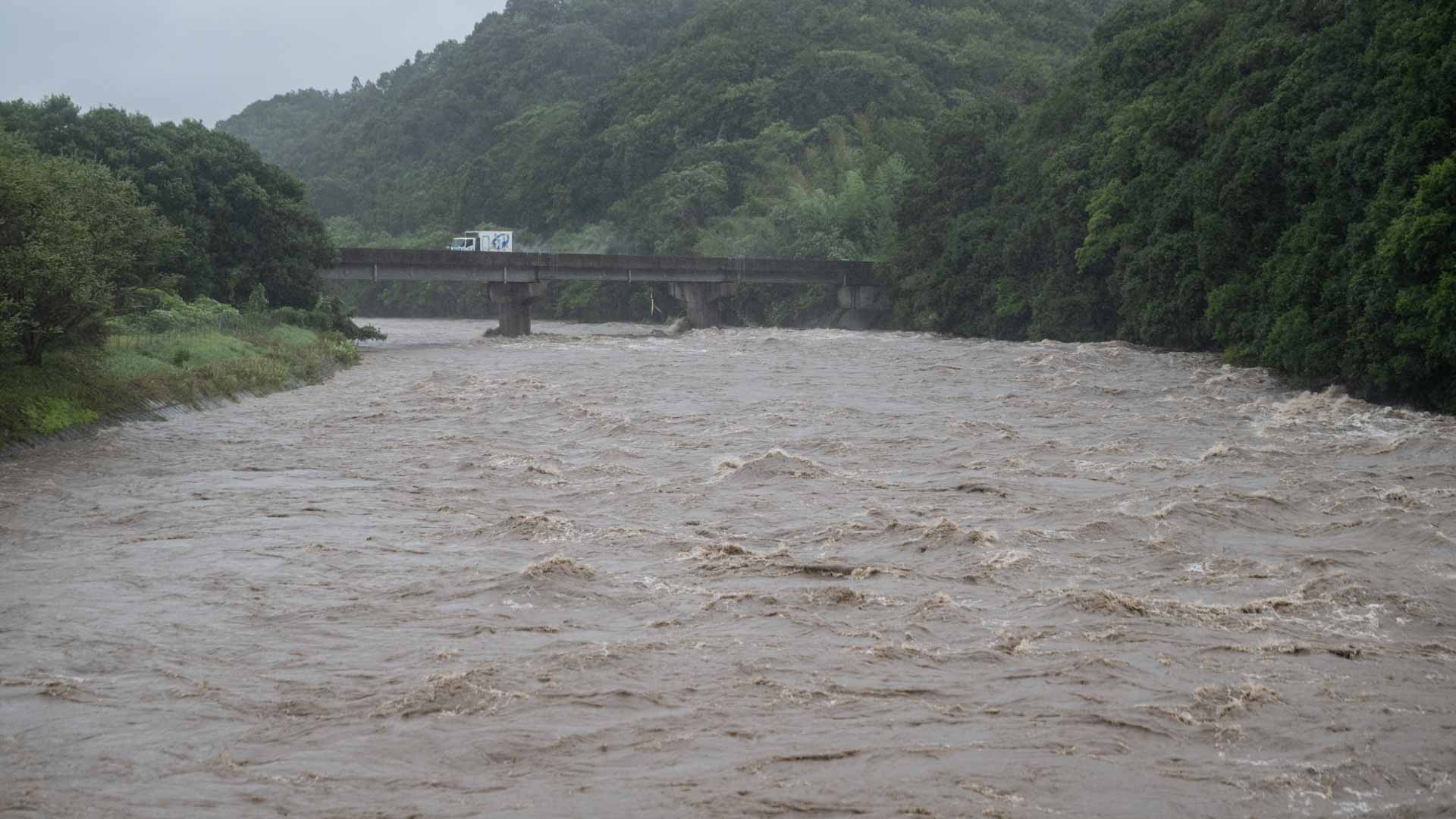 صورة بعنوان: مصحوباً برياح قوية..إعصار شانشان يضرب اليابان ويشل حركتها ويردي3  