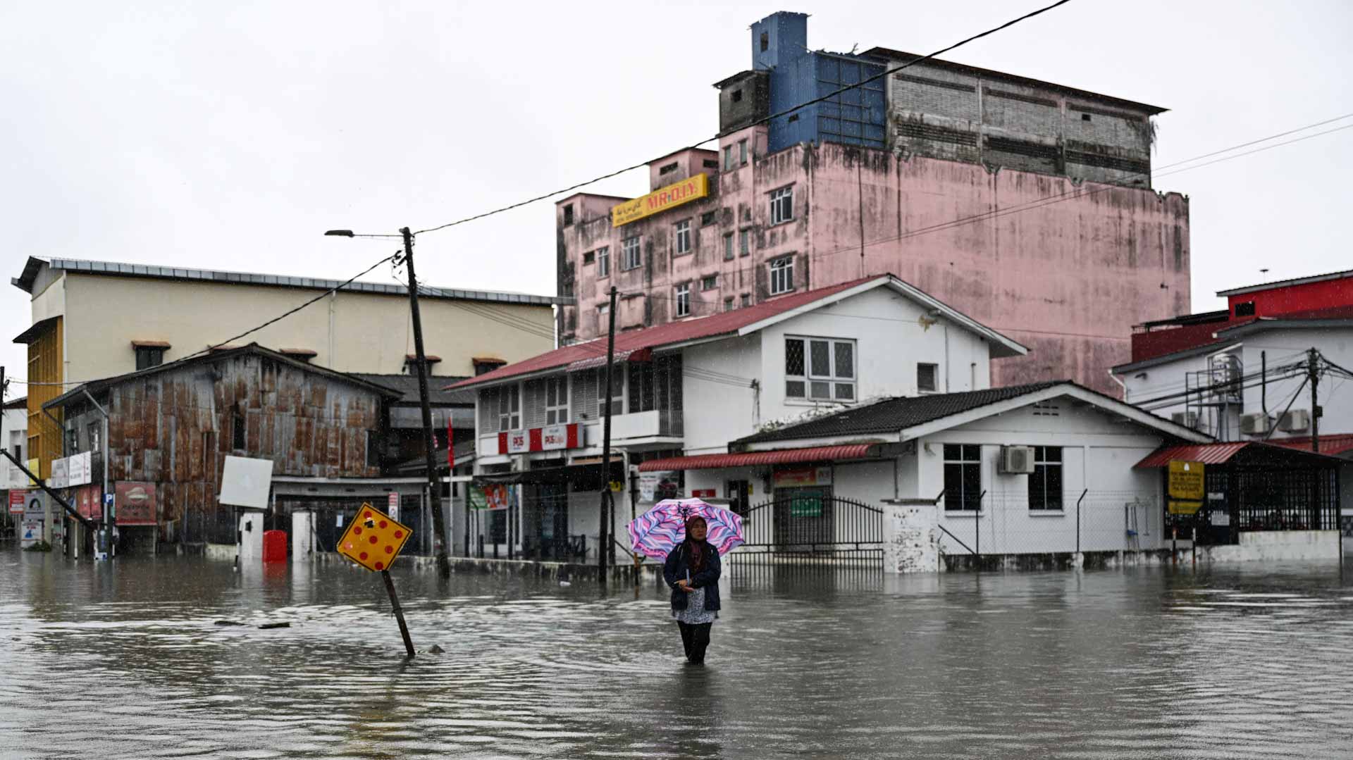 Image for the title: Death toll in Thailand flooding jumps to 25 