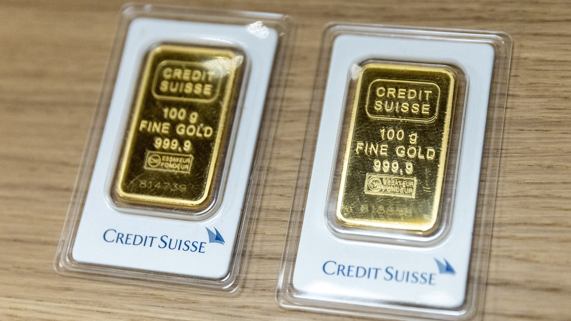 Gold set for weekly gain as rate cut expectations grow 