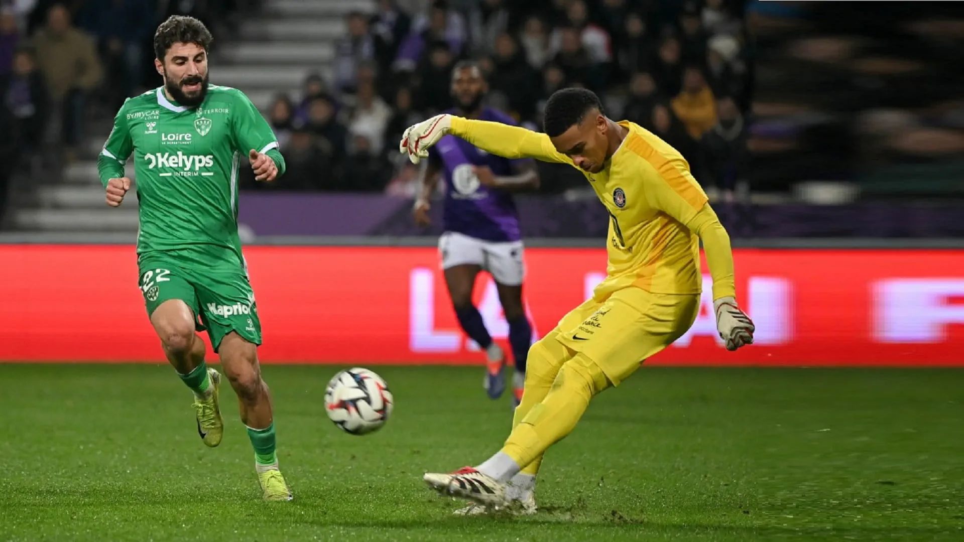 Image for the title: Toulouse beats Saint-Etienne in French League 