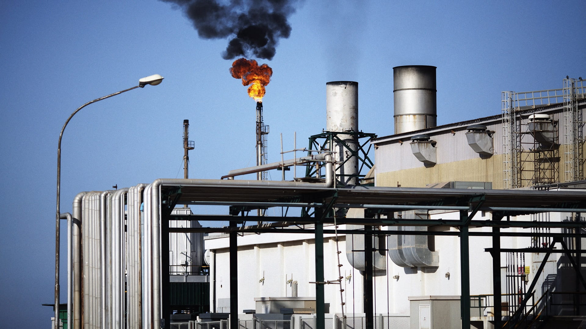 Armed clashes force shutdown of key Zawiya Oil Refinery in Libya 