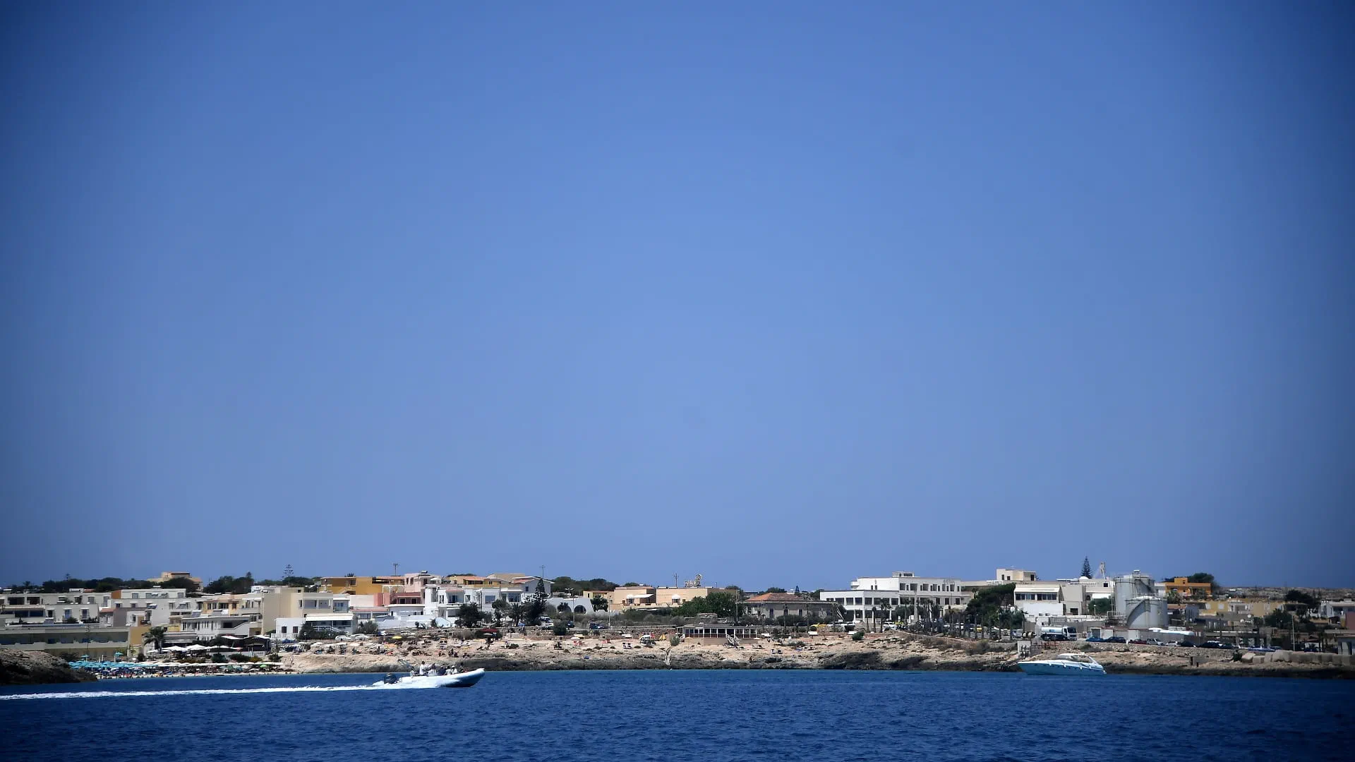 20 migrants missing off Italy's Lampedusa after shipwreck: media 