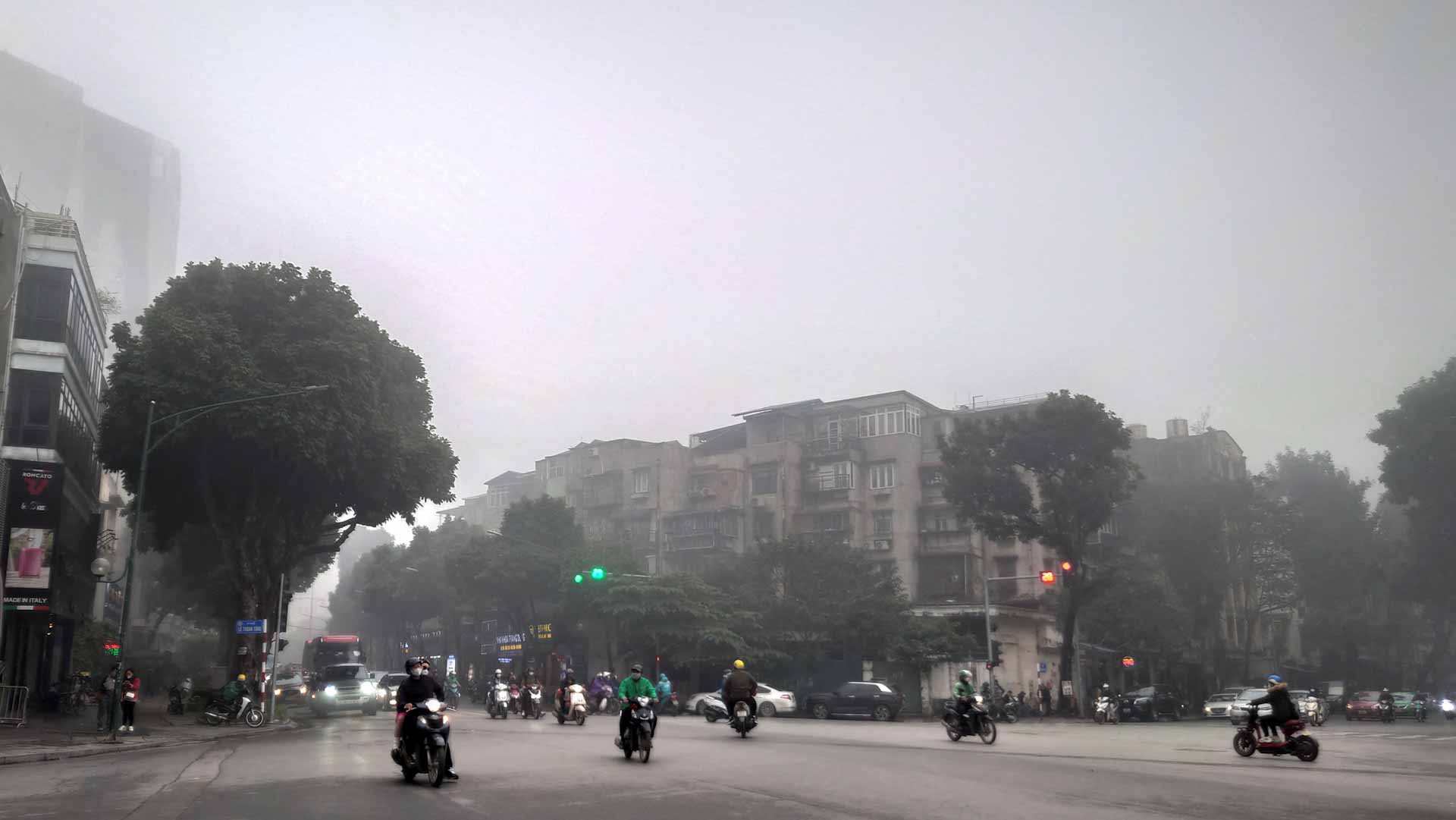 Image for the title: Hanoi flights halted as city faces worsening air pollution 