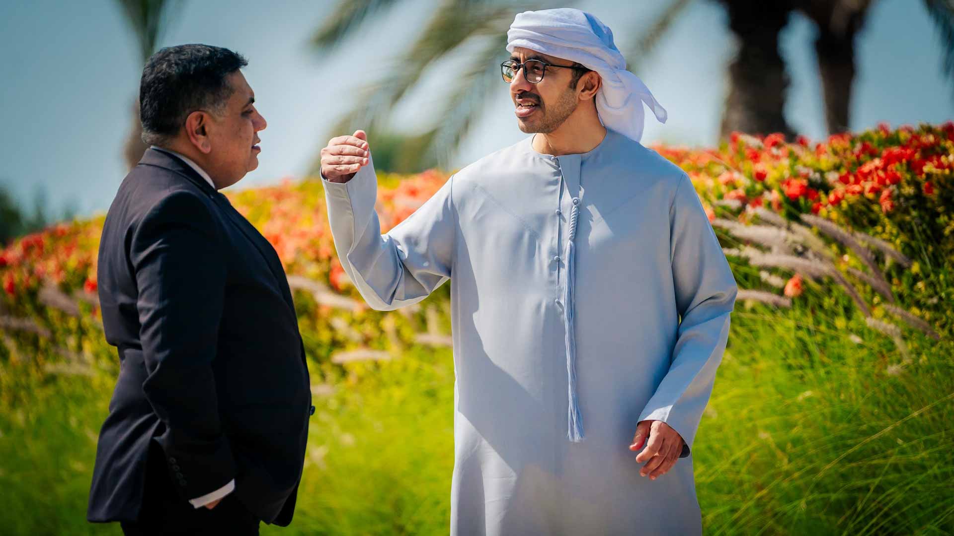 صورة بعنوان: عبدالله بن زايد يبحث مع اللورد طارق أحمد التطورات في المنطقة 