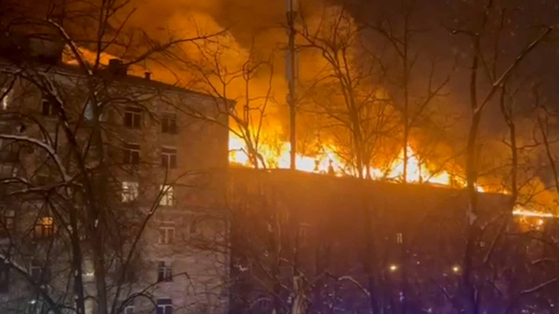 Image for the title: Major fire at Moscow residential building contained: authorities 