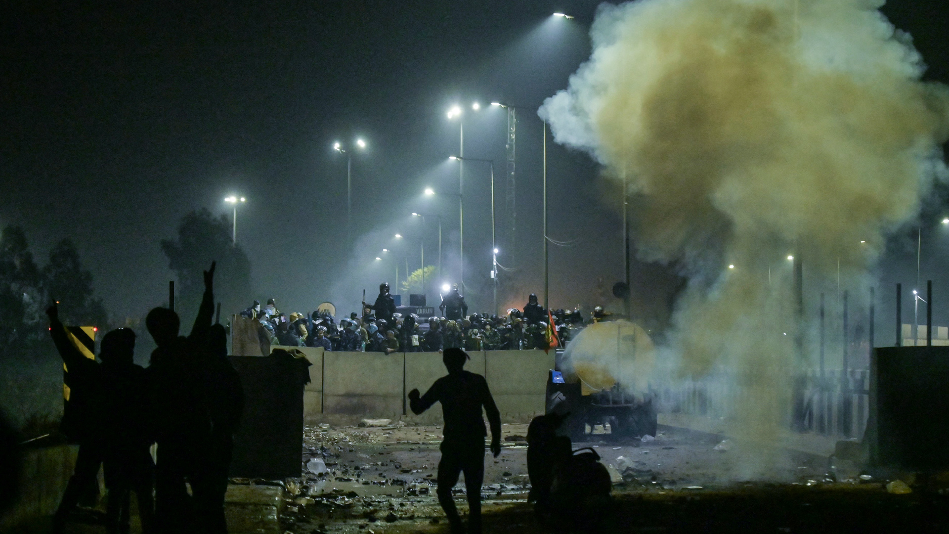 صورة بعنوان: بغاز مسيل للدموع..الشرطة الهندية تقمع احتجاج المزارعين في نيودلهي 