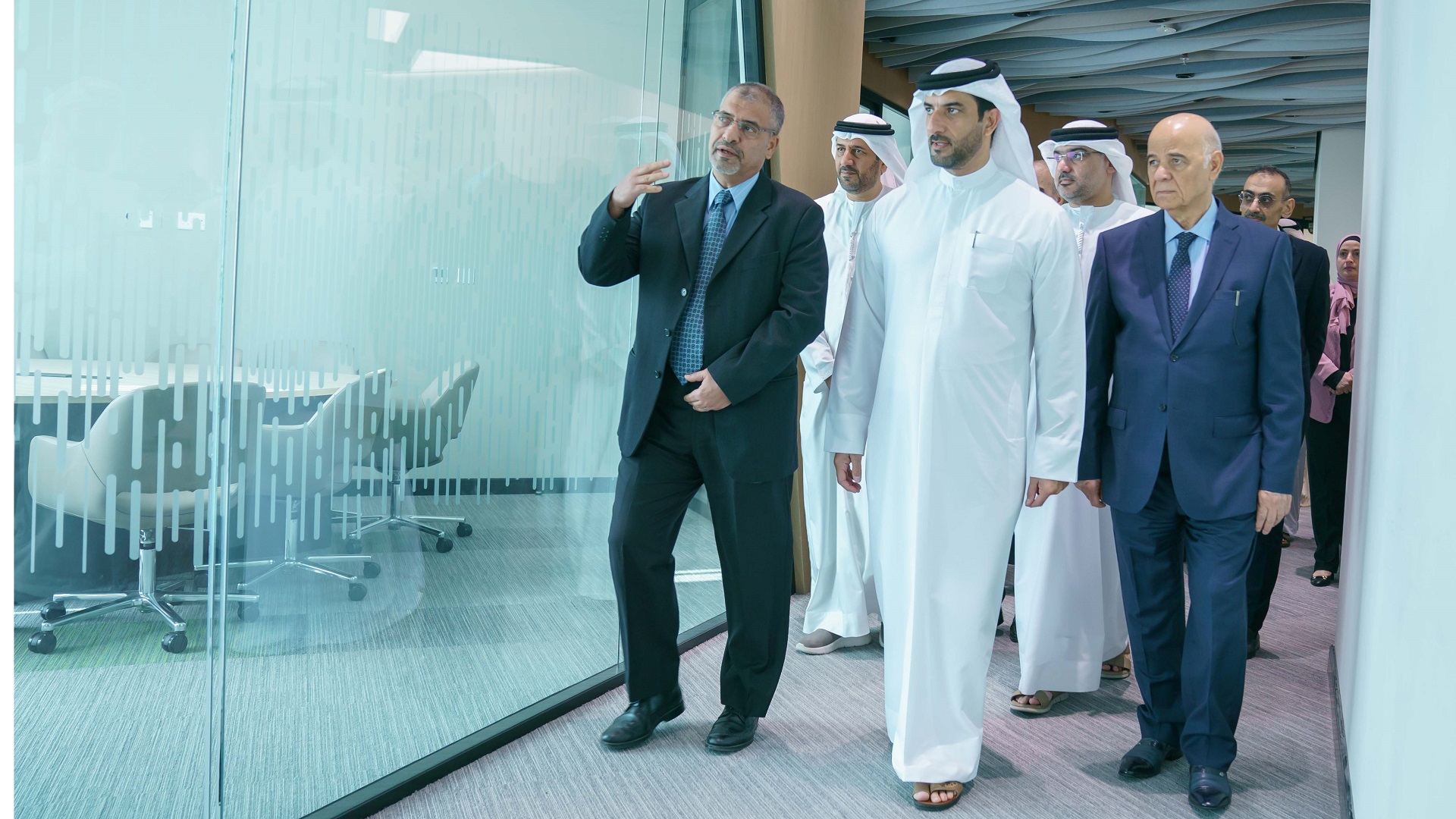 Image for the title: Sultan bin Ahmed inspects UOS Medical Colleges Library 