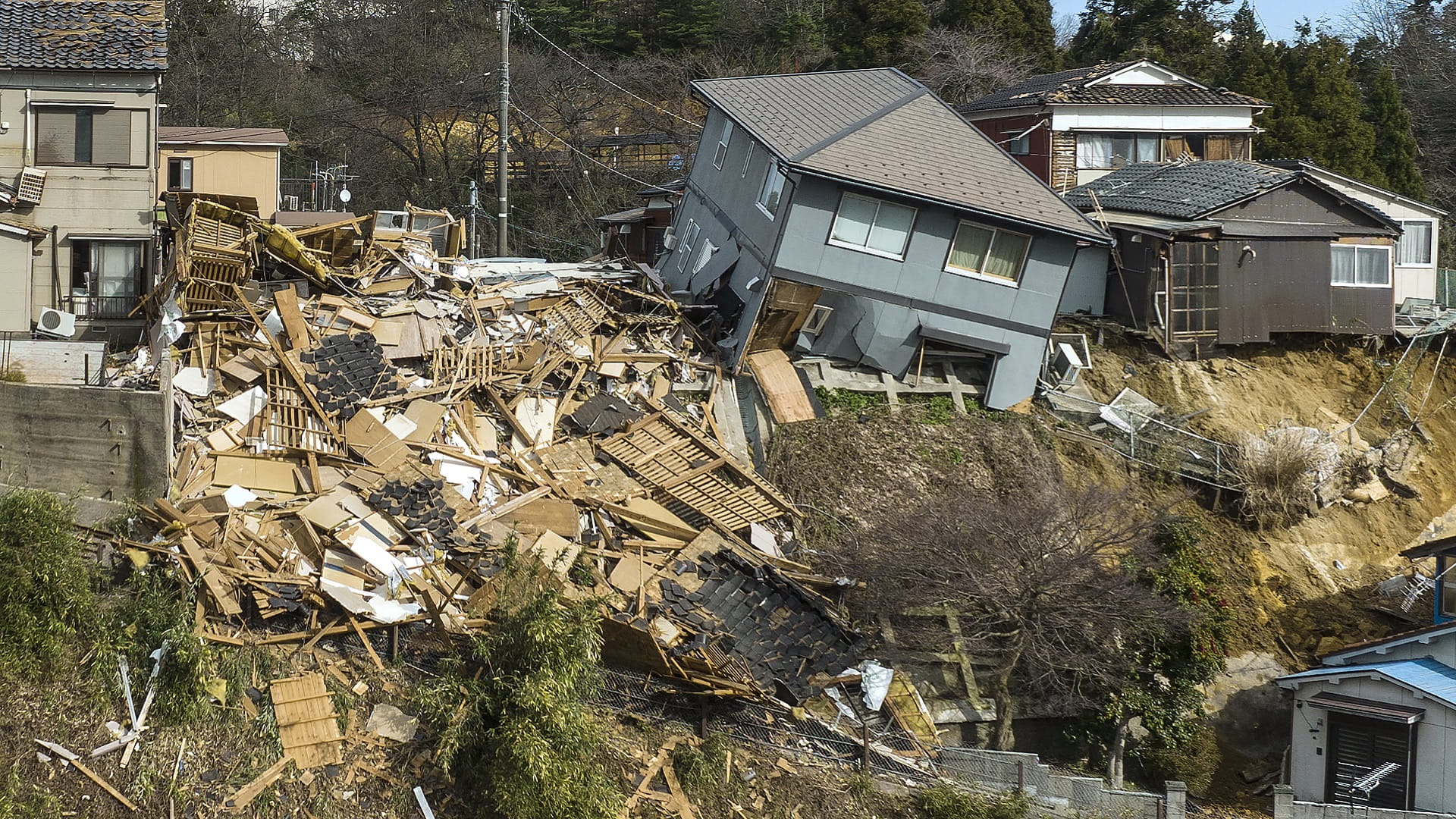 Image for the title: Race against time after deadly Japan quake 